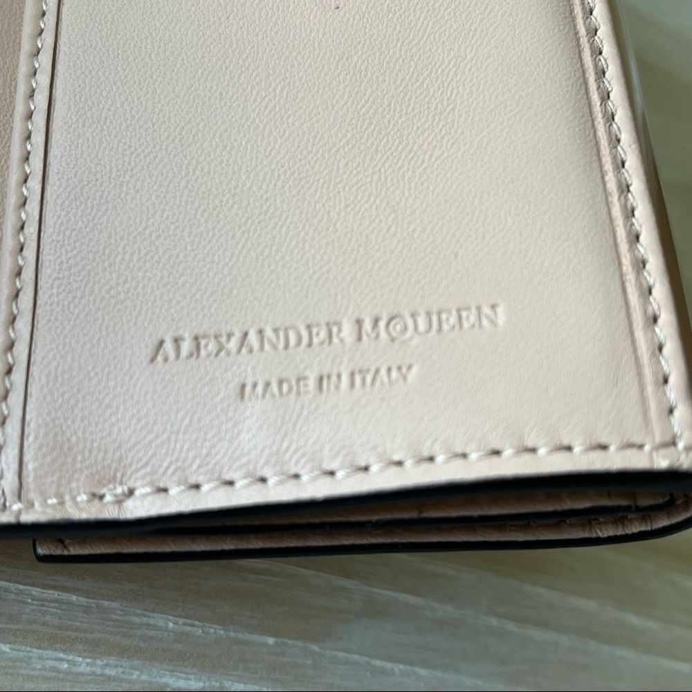 Alexander McQueen Patent Leather Wallet Clutch in Nude with Skull NEW - Picture 7 of 17